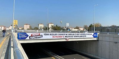 Mansur Yavaş, yaptığı köprü ve alt geçidin maliyetini astığı pankartlarla Başkentlilere duyurdu